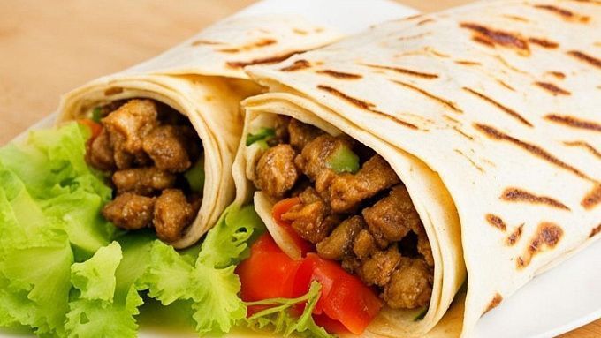 Опасная шаурма и хот-доги: очередное кафе быстрого питания прикрыли в Улан-Удэ
