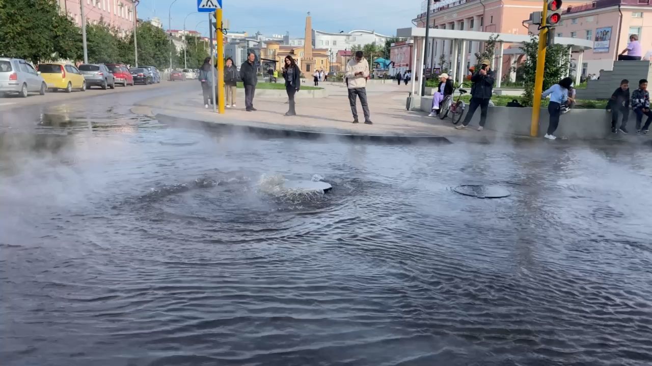 Центр Улан-Удэ превратился в долину гейзеров. ВИДЕО