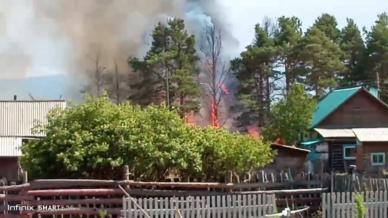 Пожар уничтожил несколько строений в селе Бурятии. ВИДЕО