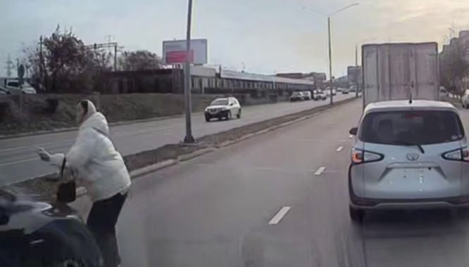 22-летняя девушка попала под колеса авто в центре Улан-Удэ 22-летняя девушка попала под колеса авто в центре Улан-Удэ