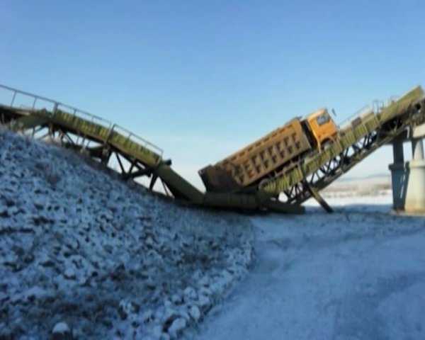 В Бичурском районе Бурятии под тяжестью груженого самосвала рухнул новый мост