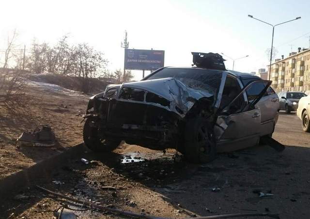 В Улан-Удэ нетрезвая автоледи на «Лексусе» врезалась в дерево (ФОТО)