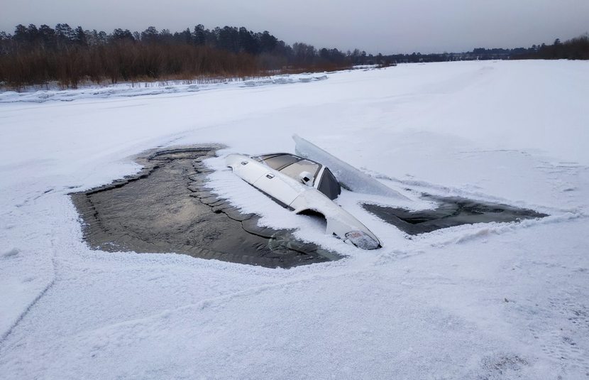 Автомобиль ушел под лед