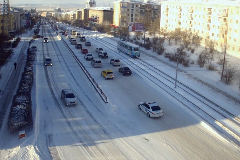 Улан удэ в ноябре. Снег в Улан Удэ. Заснеженный город. Машина в снегу в городе. Заснеженная дорога в городе.