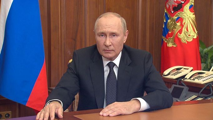 Путин ввел военное положение в новых регионах России