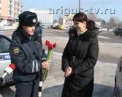 Букет цветов вместо штрафа вручали участницам дорожного движения в Улан-Удэ