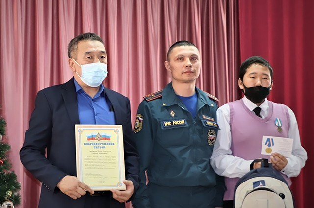 Школьника из Бурятии наградили медалью МЧС России