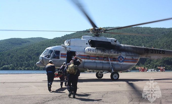 На помощь застрявшим на катере рыбакам вылетел вертолет из Иркутской области