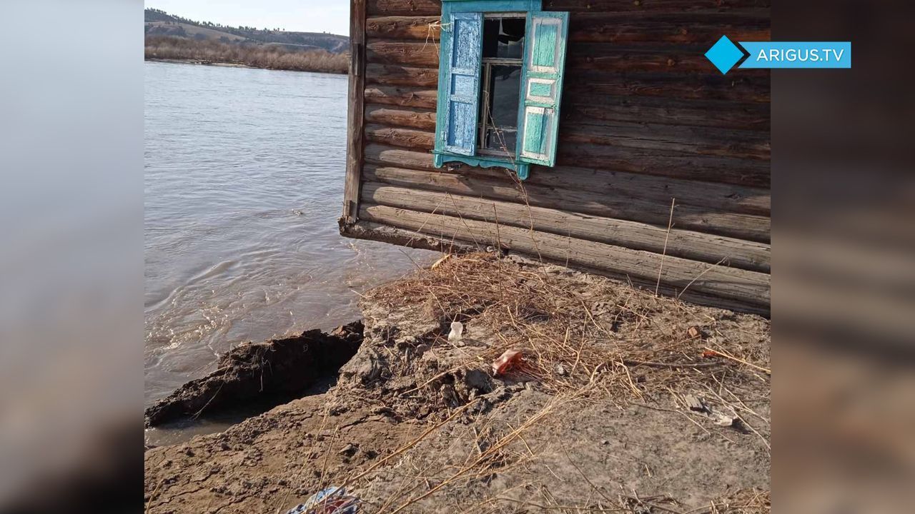 В Бурятии из-за обрушения берега дом повис над рекой