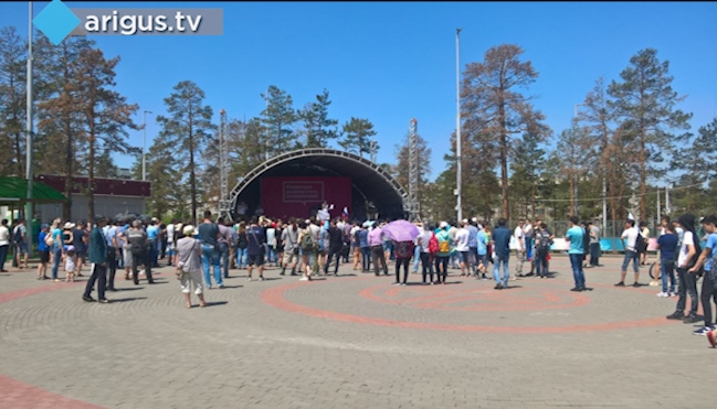 В парке Улан-Удэ сторонники Навального провели митинг против коррупции (ФОТО)