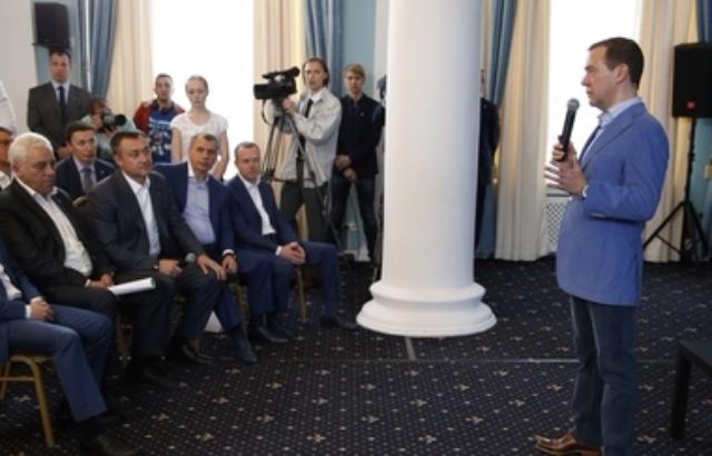 Премьер Дмитрий Медведев признал, что «отчасти» праймериз - «шоу с ряжеными»