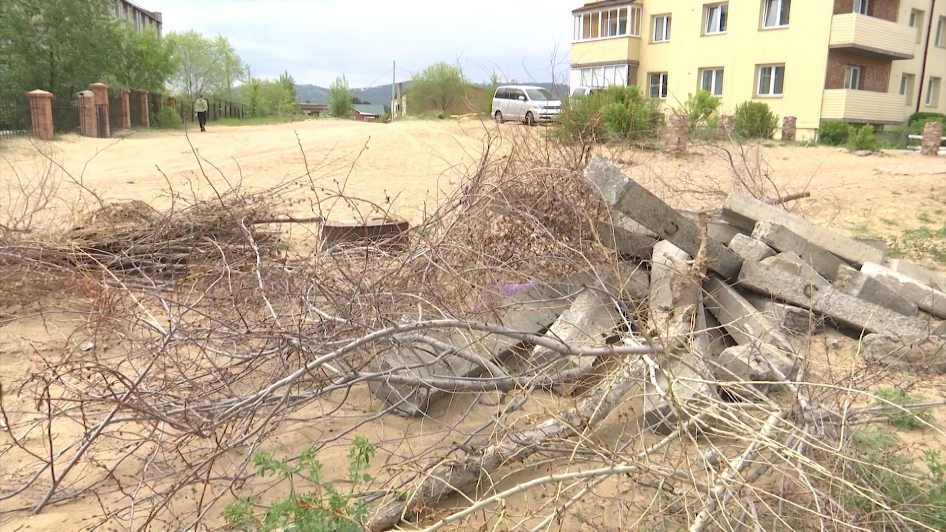 В Улан-Удэ под окнами жителей разрастается опасная свалка