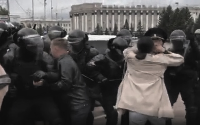 В Улан-Удэ на площади Советов распылили слезоточивый газ. Задержаны 17 человек