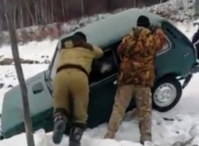 Машина провалилась под лед в Иркутской области