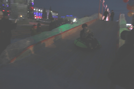 Мэр Улан-Удэ прокатился с катушки на площади Советов с 5-летней девочкой