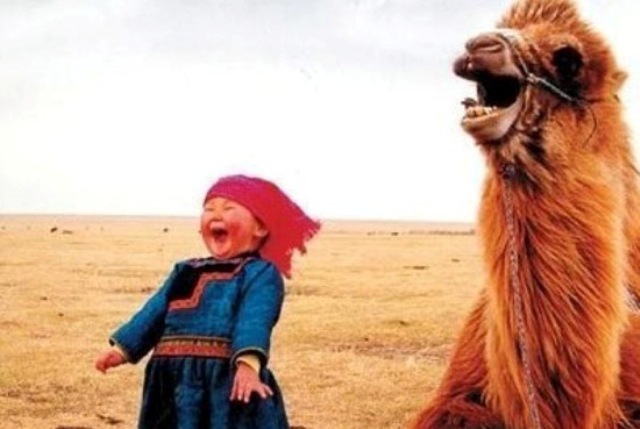 Знаменитой смеющейся девочке с верблюдом исполнился 21 год