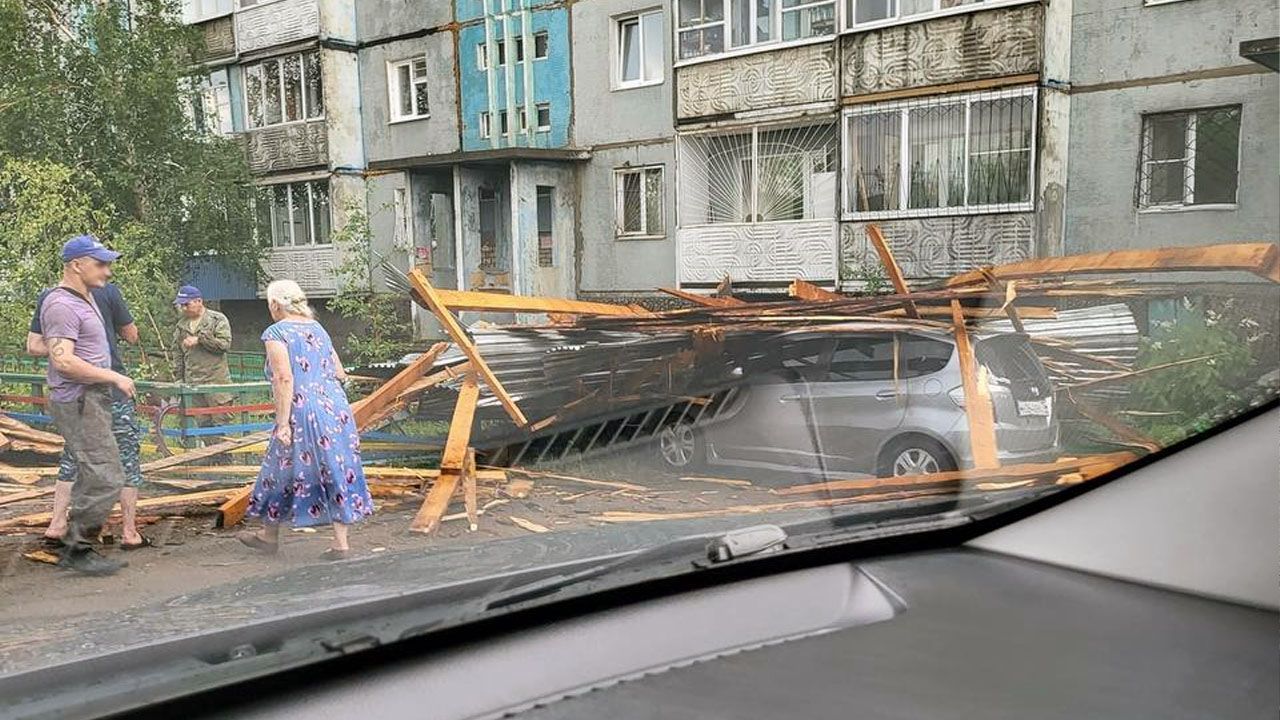 Ураган в Чите. Шквалистый ветер снес крыши домов и повалил деревья. ВИДЕО