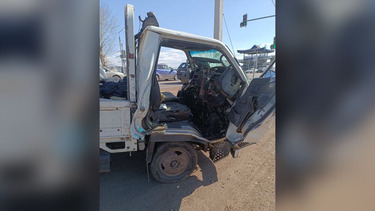 В пригороде Улан-Удэ грузовик въехал в мусоровоз. ВИДЕО