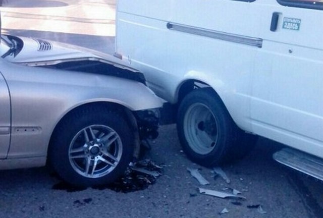 В Улан-Удэ Mercedes врезался в микроавтобус с пассажирами (ФОТО)