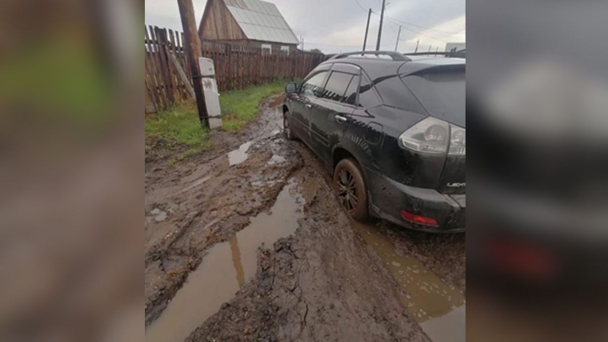 В Улан-Удэ отсыпали дорогу, где машины тонули в грязевых ловушках