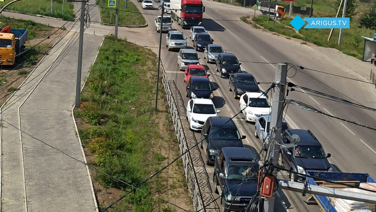 В Улан-Удэ врезались иномарка и такси. Движение парализовало. ВИДЕО