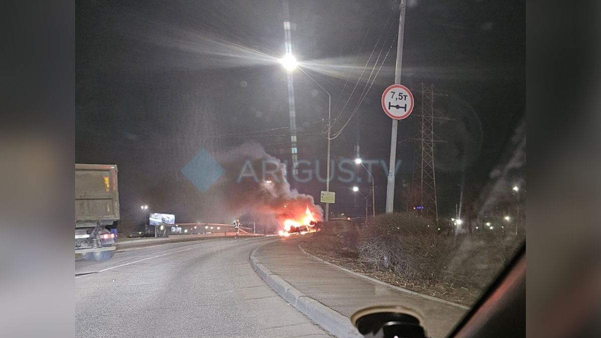 Автомобиль перевернулся и вспыхнул в центре Улан-Удэ. ВИДЕО