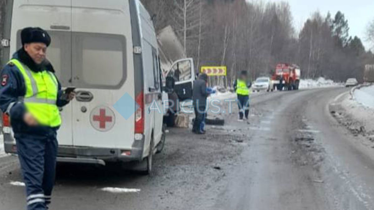 В Бурятии машина скорой помощи столкнулась с фурой. Два человека погибли