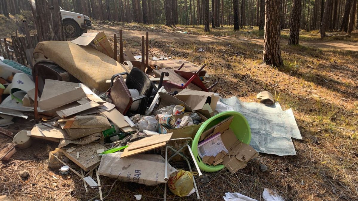 В Улан-Удэ водитель грузовика попался на вывозе мусора в лес