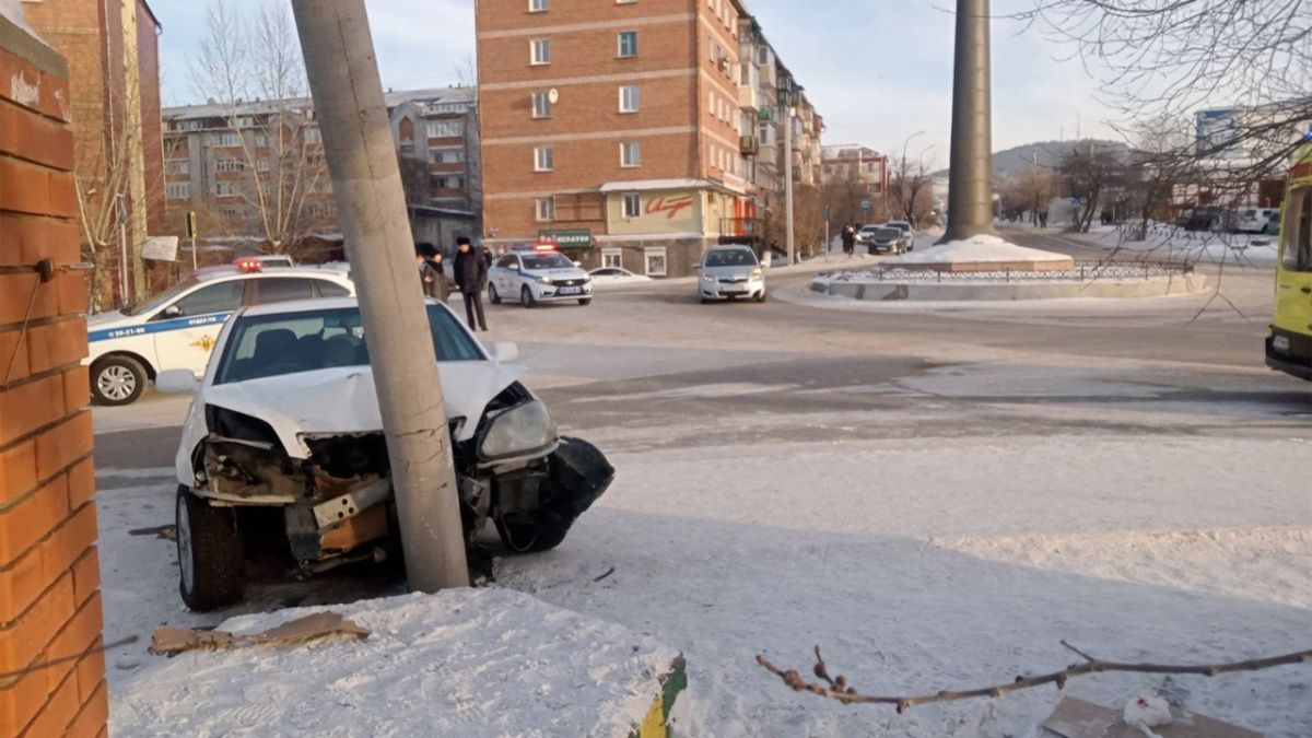 Улан-удэнец на Toyota Mark II вылетел на тротуар и сбил двоих человек. ФОТО