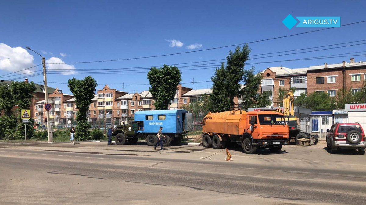 Прорвало трубу. В Улан-Удэ пять многоквартирных домов остались без воды