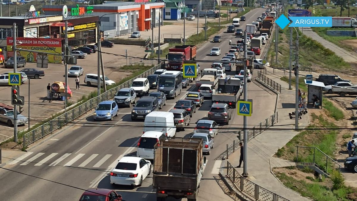 В Улан-Удэ врезались иномарка и такси. Движение парализовало. ВИДЕО