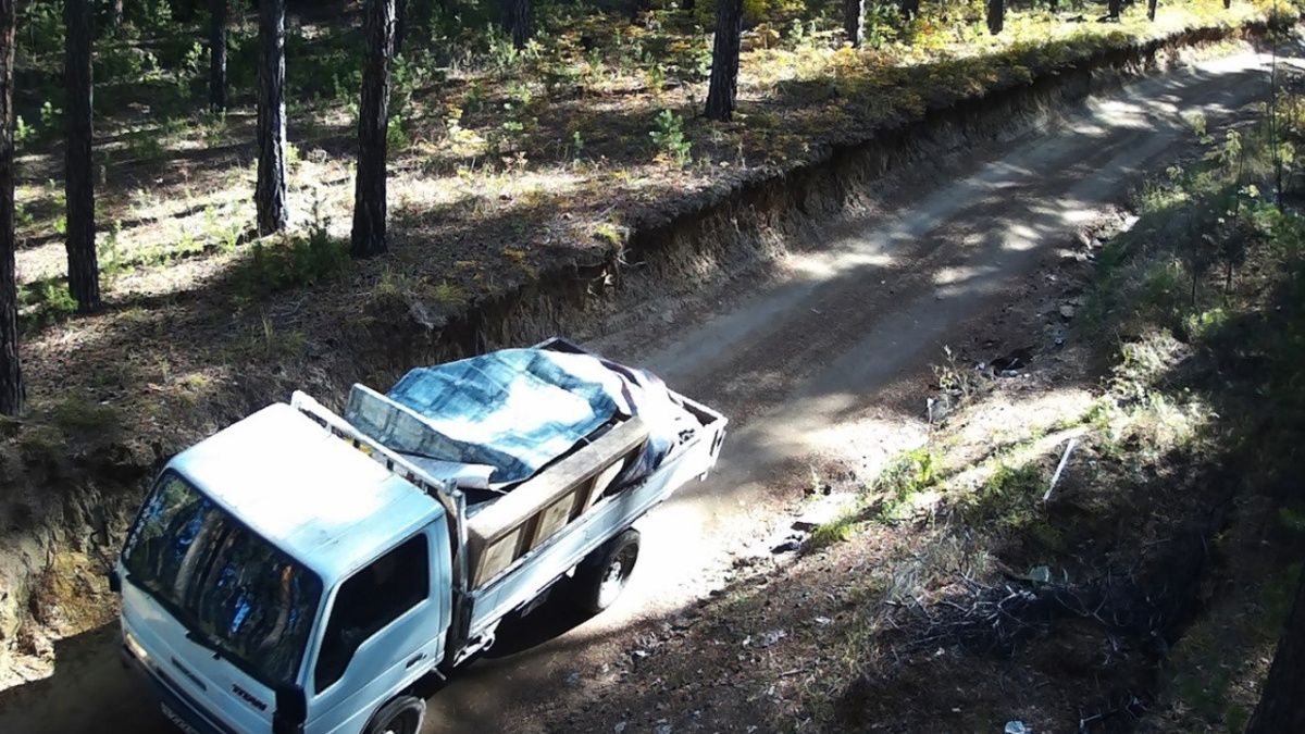 В Улан-Удэ водитель грузовика попался на вывозе мусора в лес