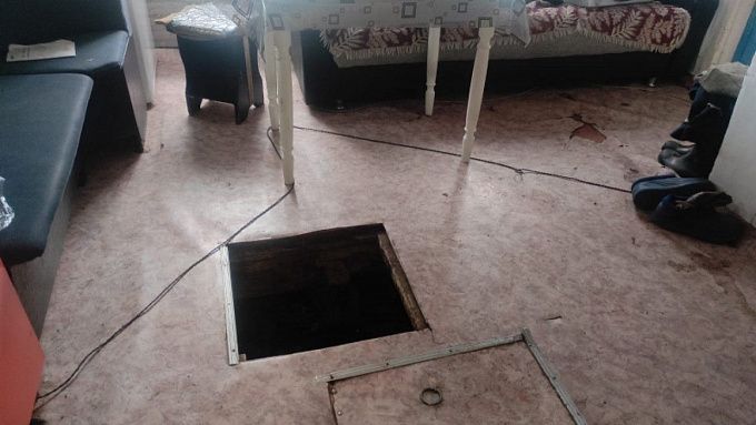 Житель Бурятии зарезал приятеля и три дня прятал его труп в подполье