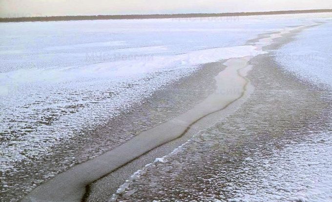 Лед на Байкале аномально тонкий. Водителей Бурятии предупредили о «смертельной угрозе»