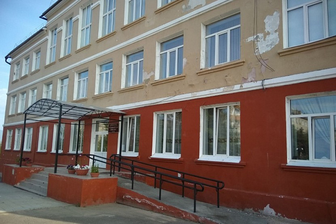 В районе Бурятии гимназию за 13 млн рублей построили из гнилых досок