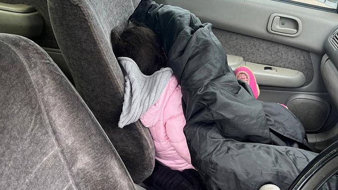 В Бурятии находчивая автоледи спрятала внучку от экипажа ДПС под курткой