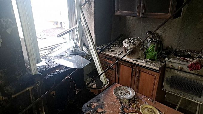 В Бурятии женщина с ребенком сумели выбраться из горящей квартиры