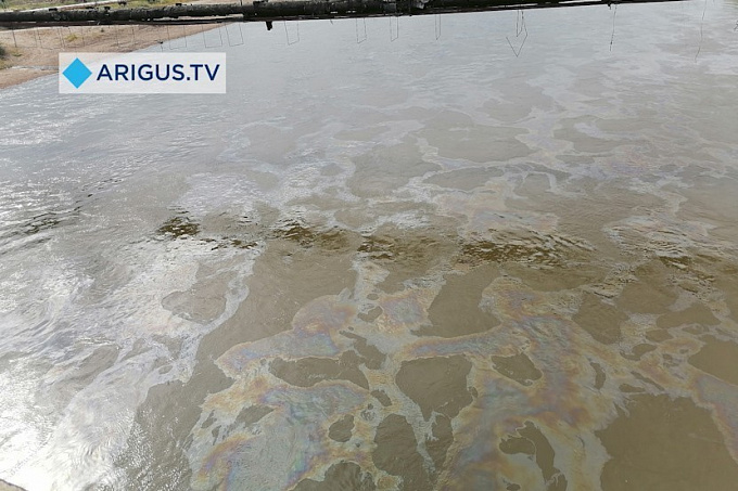 Бензиновые пятна образовались на реке в Улан-Удэ из-за фуры