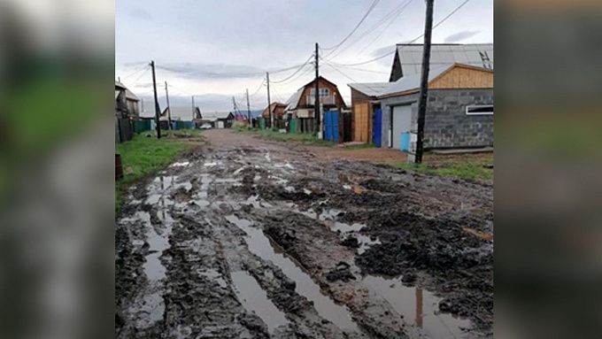 В Улан-Удэ отсыпали дорогу, где машины тонули в грязевых ловушках