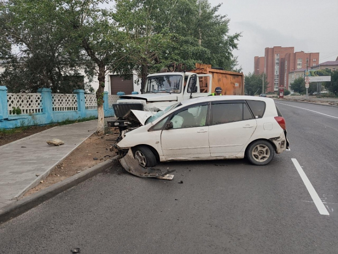В Улан-Удэ легковушка столкнулась с грузовиком. Есть пострадавший
