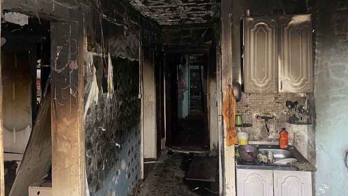 Двое мужчин пострадали на пожаре в Бурятии из-за детской шалости 