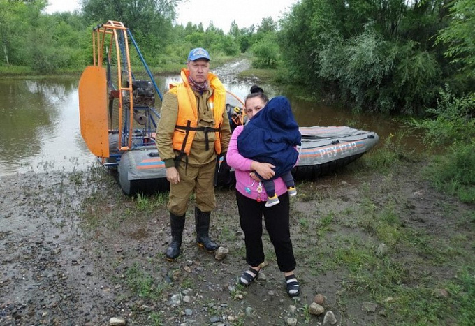 В Бурятии спасатели транспортировали заболевшего ребенка
