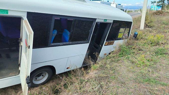 Пассажирский автобус слетел с дороги в пригороде Улан-Удэ. Есть пострадавшие