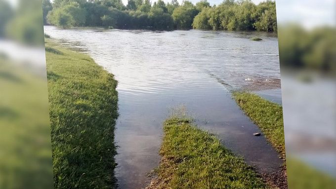 Река подтопила дорогу в районе Бурятии