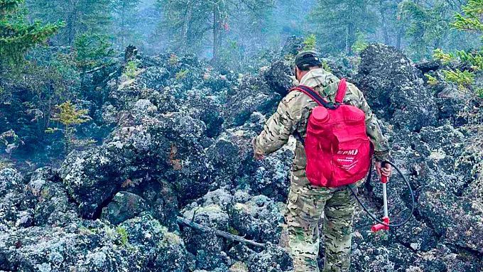 Сложный лесной пожар тушат на севере Бурятии