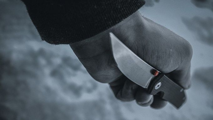 Житель Бурятии ударил ножом возлюбленного своей матери, а после гонял свою жертву по улицам села