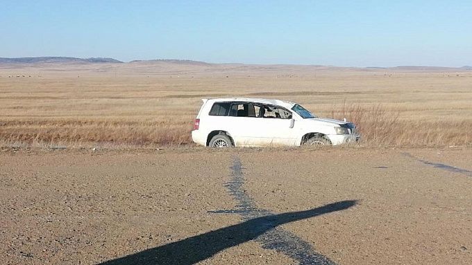 В Бурятии в перевернувшейся машине пострадала девушка