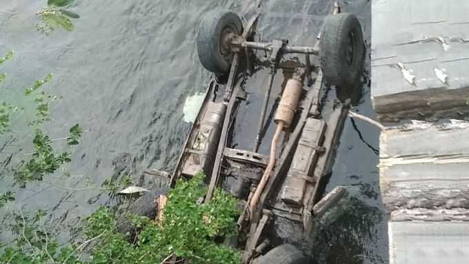 В Бурятии три человека погибли в упавшем в реку УАЗе