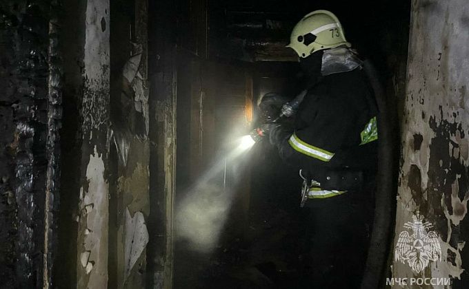 В Улан-Удэ из горящего дома спасли двоих человек