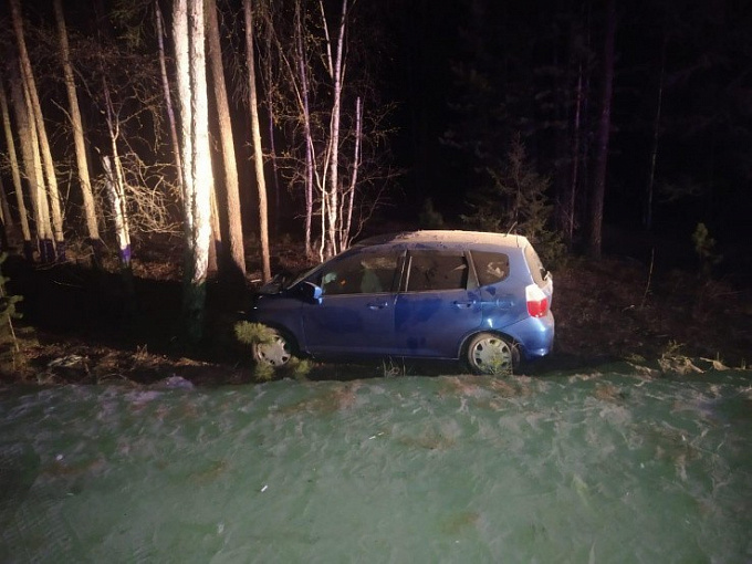 В Бурятии пьяный водитель слетел с трассы и врезался в дерево